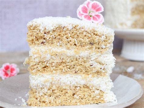presek Sacherjeve torte s kokosovo kremo