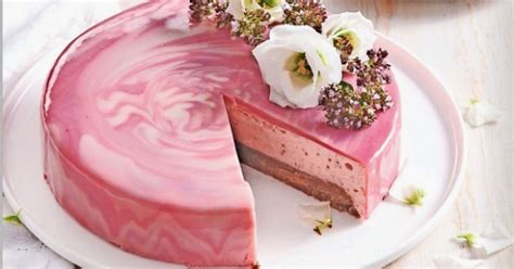 Torta okrašena z užitnim cvetjem in jagodičjem