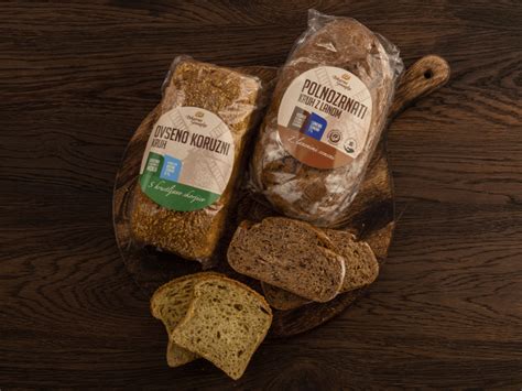 Slika sodobne pekarne z različnimi vrstami kruha.