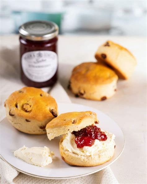 Tematska fotografija: Skodelice z britanskimi kolački scones in clotted cream