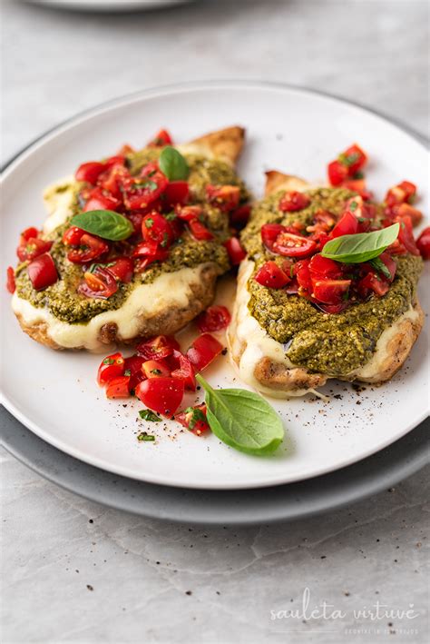 sestavine za polnjenje piščančjih zrezkov: pesto, mocarela, paradižnik