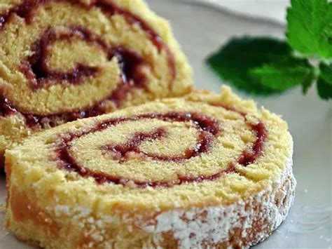 Klasična biskvitna rolada s sadnim nadevom in posipom sladkorja v prahu