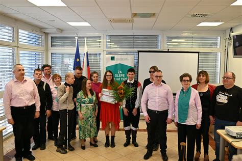 Skupinska fotografija igralcev po predstavi 