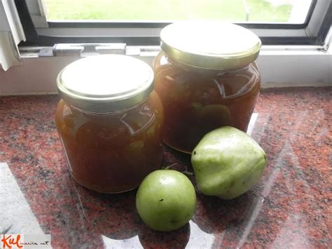 pripravljena marmelada iz zelenih paradižnikov v kozarcih