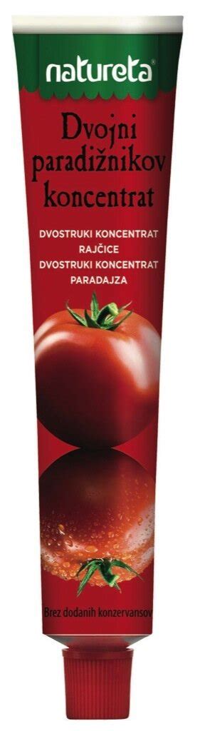 kuhar praži paradižnikov koncentrat na olju