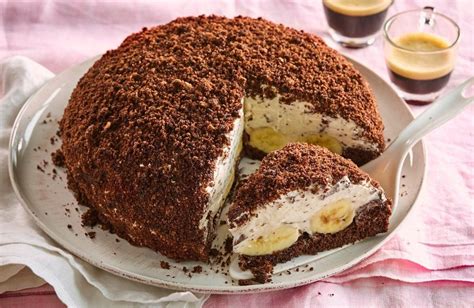 Fotografija prerezane 'krtove' torte z bananami in smetano