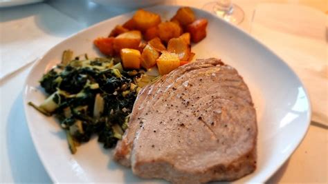 Ilustracija, ki prikazuje različne načine uporabe tuninih zrezkov v kulinaričnih jedeh.