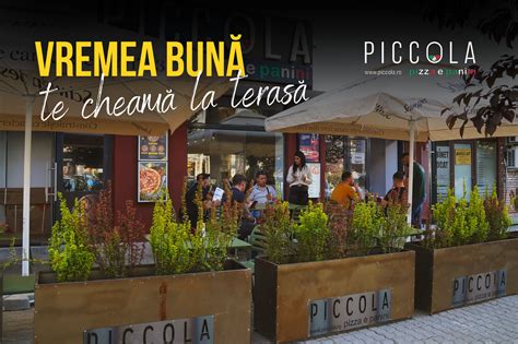 Fotografija notranjosti Pizzerie Piccola, ki prikazuje pohištvo in splošno vzdušje