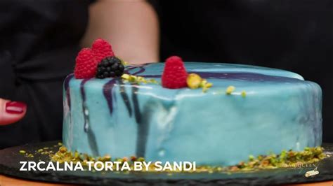 Moderna torta z zrcalno glazuro in geometrijskimi oblikami