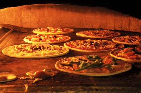 različne pizze iz Foculus peči (klasična, polnozrnata, črna)