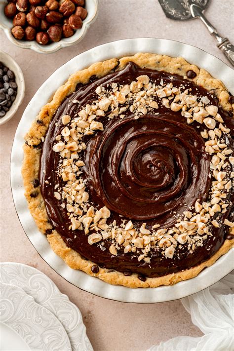 Veganska čokoladna mousse pita s prelivom in oreščki
