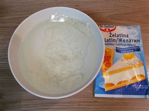 Prikaz namakanja želatinskih lističev v skledi s hladno vodo