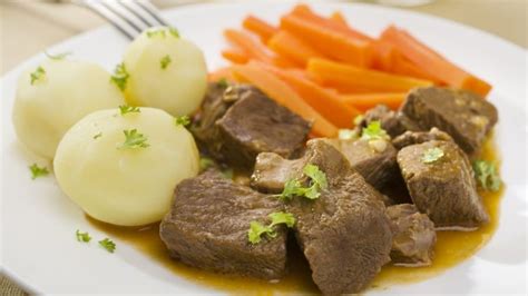 Tradicionalna kitajska dušena govedina (Hong Šao Rou) v omaki