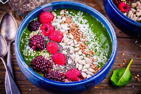 fotografija smoothie sklede s sadjem in semeni