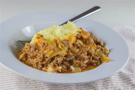 Infografika: Osnovne sestavine za burek z zeljem in mesom (mleto meso, sveže zelje, kisla smetana, jajca, vlečeno testo)