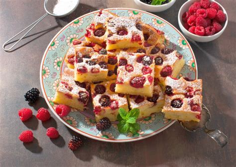 slika sočnega peciva s sadjem