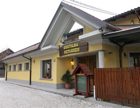 Fotografija notranjosti gostilne z umirjenim in domačim ambientom