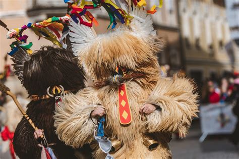 Fotografija kurentov v tradicionalni opravi med pustnim obhodom na Ptuju
