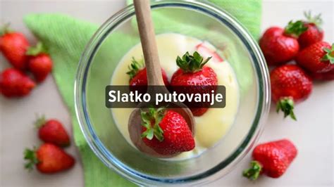 Prikaz postopka zlaganja plasti keksov, pudinga in sadja