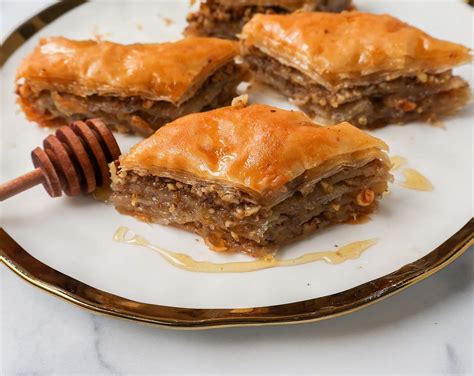 Mojster izdeluje Gaziantepsko baklavo, prikazuje tanke plasti testa