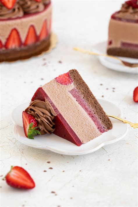 Fotografija: Čokoladni cheesecake v kozarčku, okrašen s svežimi jagodami