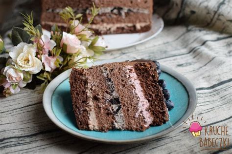 plastenje torte z različnimi biskviti in kremami