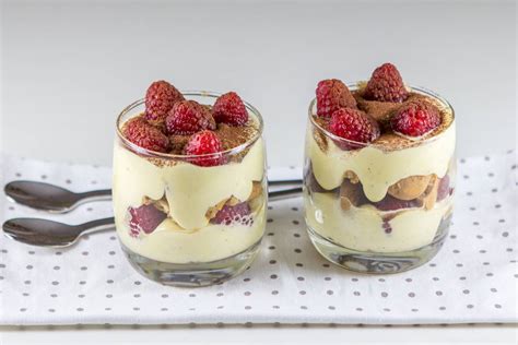 priprava mascarpone kreme z zdrobljenimi piškoti