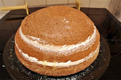 sestavljena torta pred dodajanjem ganacha