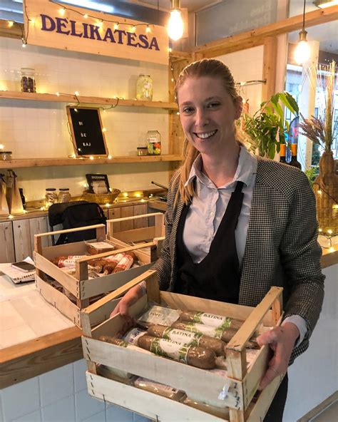 Fotografija, ki prikazuje zeliščarko Jadranko Ido Jerino, ki predstavlja svoje izdelke.