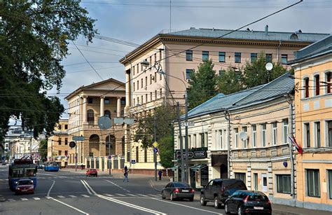 Ulica Arbat v Moskvi s starimi zgradbami in restavracijami