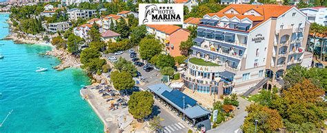 Zunanji pogled na Pizzerio Marina ob morju v Kopru