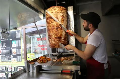Notranjost Kebab Tina kioska z razstavljenimi jedmi in pultom