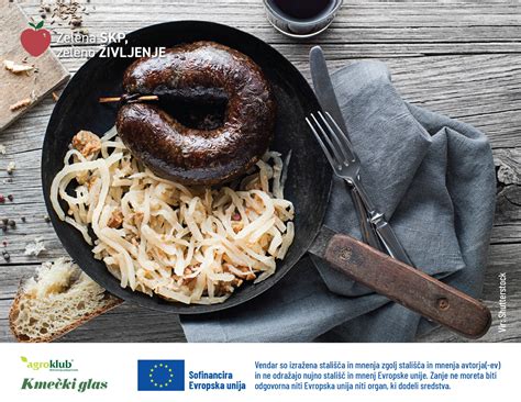 fotografija tradicionalne slovenske hrane na leseni mizi