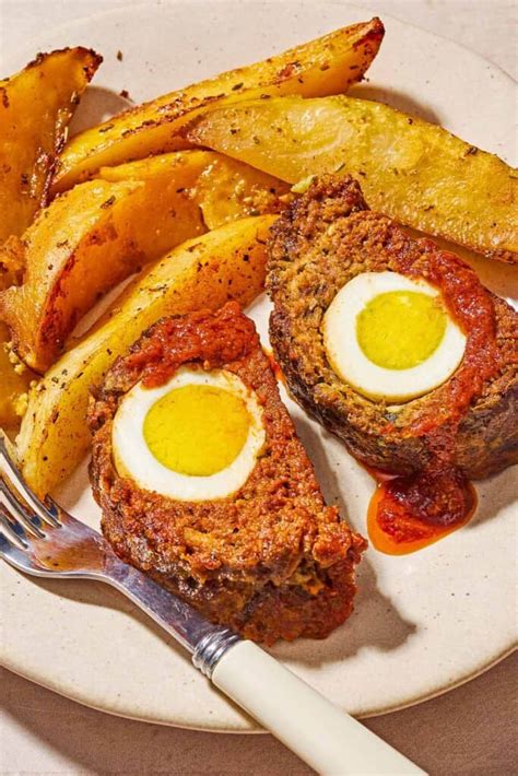 The Štefani meatloaf with hard-boiled eggs in cross-section, served with mashed potatoes