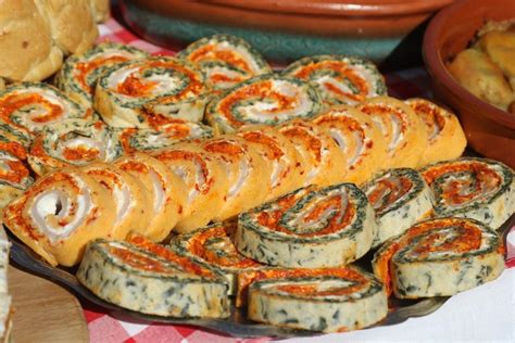 kolekcija različitih vrsta slanih torti na svečanoj trpezi