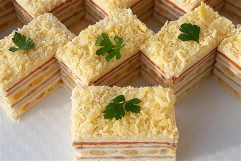detaljan prikaz slaganja slojeva slane torte sa rozen korama