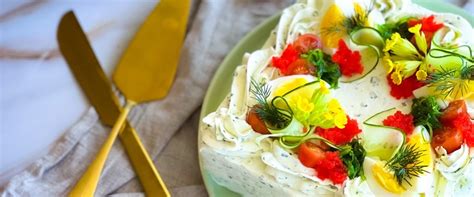 prikaz servirane slane torte sa oblandama i dekoracijom od povrća