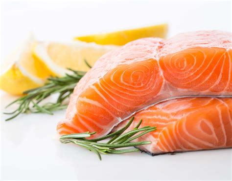 Slika svežih in zamrznjenih filejev lososa.