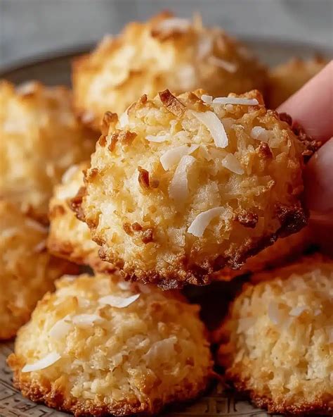 Thematic photo of LCHF coconut cookies on a plate