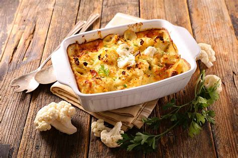 Zapečena cvetača z veganskim bešamelom