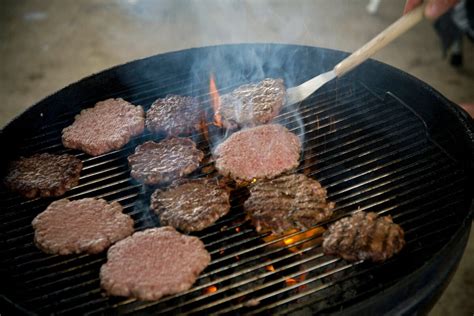 Pleskavice na žaru, ki se enakomerno pečejo