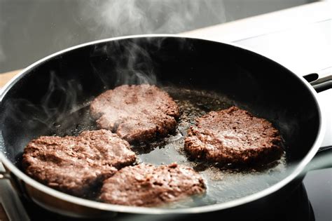 Fotografija rekordne pljeskavice z označenimi dimenzijami