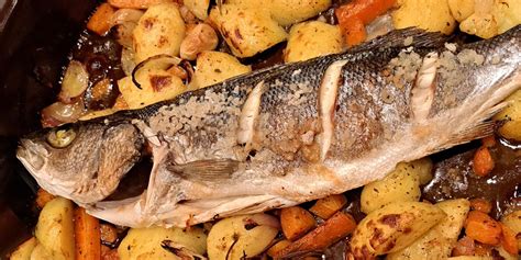 Tematska fotografija: Svež brancin na pekaču s krompirjem in zelišči