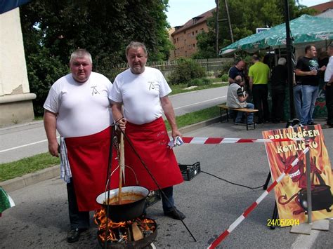 Prikaz kuhanja polente v bakrenem kotličku s poudarkom na nastajanju skorje ob robu posode