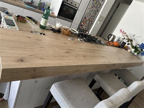 Tematska fotografija različnih vrst jedilne čokolade na kuhinjski mizi