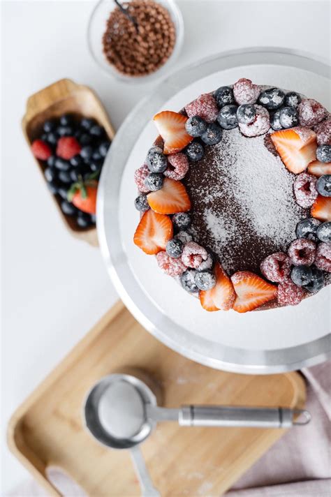 fotografija čokoladne torte iz treh sestavin