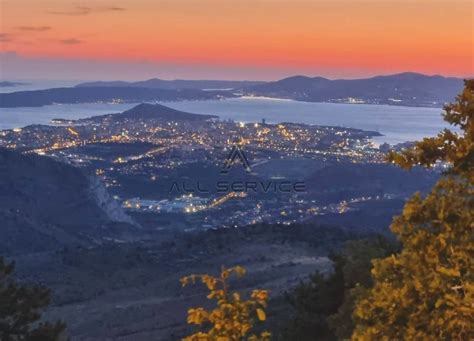 Panoramski pogled na ponev, polno popečenih klobas, čebule, paprike in čičerike, ki se dušijo v omaki.