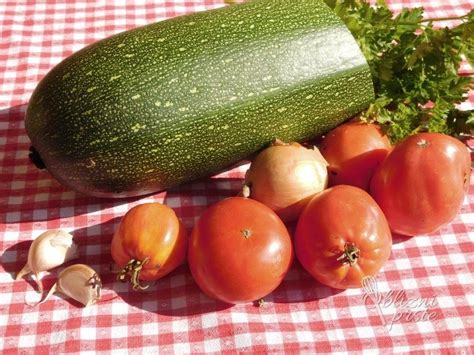 Sestavine za paradižnikovo juho z bučko in ribano kašo