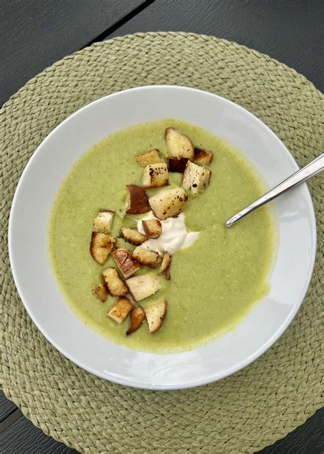 Skodelica paradižnikove juhe s krutoni in svežimi zelišči