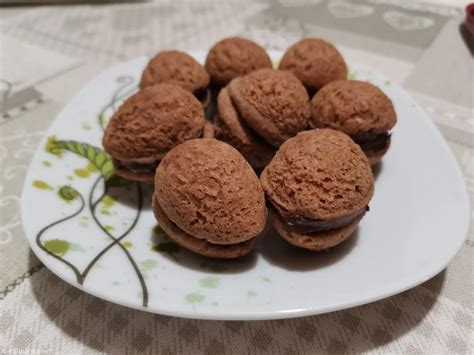 fotografija sveže pečenih čokoladnih muffinov z Nutello in čokoladnim prelivom